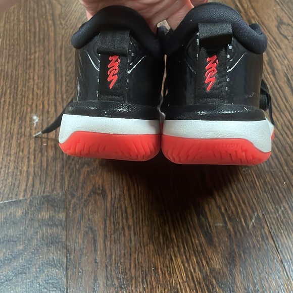 ♡ Kids Jordan Zion 1 Black White Bright Crimson size 4 - Picture 3 of 5